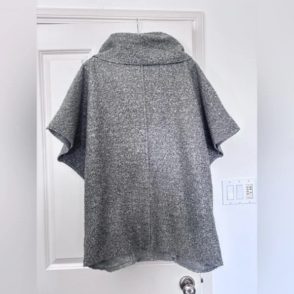 Elegant Gray Women's Poncho - Picture 4 of 4